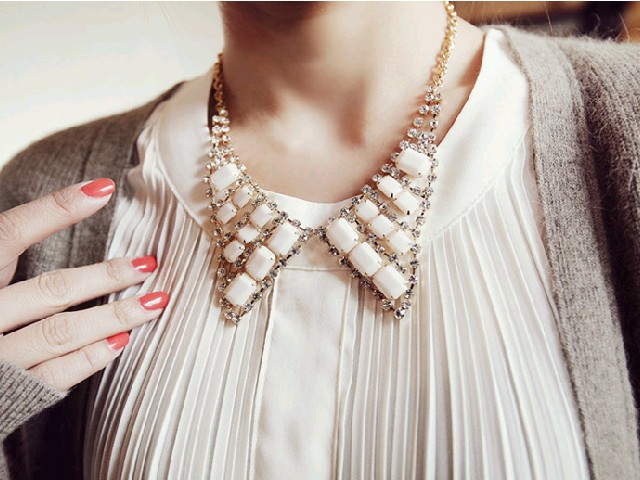 Fashion And Elegant Style Rhinestone And Ruby Embellished Faux Collar Necklace